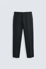 Pantalón de traje para hombre de corte regular fit, confeccionado en una mezcla de cáñamo y lana de origen italiano. Presenta bolsillos frontales, bolsillos traseros de vivo y cierre frontal con cremallera y botón.