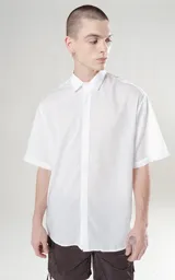 Camisa blanca de manga corta con calce oversize y canesú en la espalda.