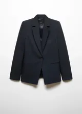 Blazer negro entallado con solapas de muesca, hombros estructurados, abertura posterior y dos bolsillos de ribete delanteros.
