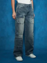 Pantalón de jean cargo de tiro alto, color azul medio desgastado, con corte ancho y bolsillos cargo a los lados de las piernas.