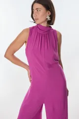 Mono largo negro con cuello alto, sin mangas y corte holgado.