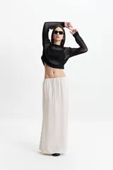 Sweater negro de tejido calado con escote redondo y mangas largas.