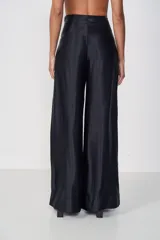 Pantalón palazzo negro de tiro alto y corte amplio.