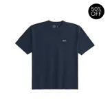Camiseta azul marino de manga corta con logo bordado en el pecho.