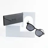 Lentes de sol negros con marco cuadrado y cristales grises.
