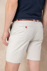 Bermuda color beige de corte clásico con bolsillos laterales y traseros.