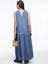 Vestido largo gris de viscosa con efecto gastado, sin mangas, escote halter y tira fina para anudar al cuello tipo choker. Falda con recorte y frunces.