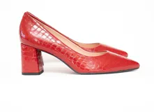 Zapato de salón de charol color escarlata con textura de cocodrilo, punta estilizada y tacón de bloque.