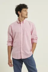 Camisa azul marino de lino y algodón, con cuello abotonado, manga larga con puños enrollados, bolsillo de parche en el pecho y cierre frontal con botones.