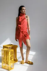 Minifalda color coral de lino con lazos frontales para atar.