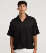 Camisa masculina de lino negro, modelo boxy, con cuello bowling y manga corta.