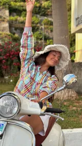 Camisa de algodón a cuadros multicolor con cuello camisero, mangas largas abullonadas y cierre frontal con botones. Diseño holgado y estilo divertido.