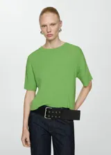 Jersey de punto fino a rayas horizontales azules y verdes, de manga corta y cuello redondo.