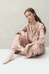 Pantalón de pijama color rosado con estampado floral en blanco, de fit relajado, cintura elastizada y calce fluido.