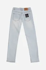 Pantalón de jean azul oscuro, corte recto, tiro medio y con presillas para cinturón.