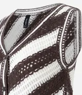 Chaleco de punto con escote en V, rayas diagonales en color marrón y blanco, textura de puntos abiertos y abotonado delantero. Confeccionado con algodón de certificado BCI.