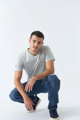 Pantalón de jean negro de corte slim cropped, con bolsillos y presillas para cinturón.