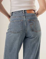 Pantalón de jean marrón con estampado de piel de serpiente, corte wide leg y tiro alto.
