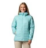 Campera puffer Columbia Silver Falls II Hood color azul marino, con capucha, cierre frontal completo, bolsillos laterales con cierre y puños elásticos. Confeccionada con tecnología Omni-Shield que repele la humedad y Thermarator que mantiene el calor.