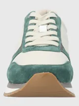 Zapatillas urbanas Hush Puppies modelo Bliss Sun, con capellada de cuero y poliéster en tonos beige y verde, ajuste con cordones y suela de goma con tecnología memory foam.