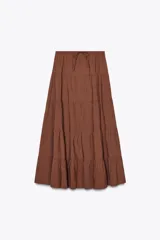 Falda larga color marrón chocolate, de tiro medio con cintura elástica ajustable con lazada y bajo acabado en paneles.