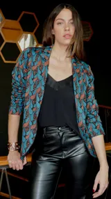 Blazer estampado con lurex, corte clásico, con cuello solapa y mangas 3/4.