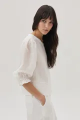 Blusa blanca de lino con mangas abullonadas de ramie.