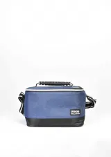 Lunchera color gris, isotérmica y con cierre, ideal para transportar alimentos.