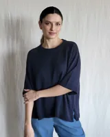 Sweater de punto color azul marino, con cuello redondo y mangas 3/4.