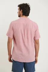Camisa de manga corta color amarillo, con cuello mao y botones de coco.
