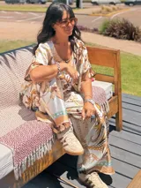 Blusa de satén de silueta amplia y fluida con estampado de cadenas y flores en tonos azul, blanco y dorado.