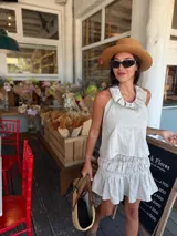 Falda corta de lino color verde militar, con cintura elástica fruncida y ruedo con volado.