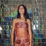 Minifalda color ladrillo con estampado abstracto, tiro bajo, pretina elastizada y dos volados con frunce en el ruedo.