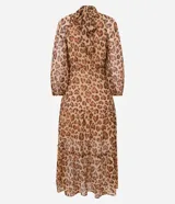 Vestido largo de chiffon con estampa de corazones con diseño de leopardo. Tiene cuello alto con lazo, mangas largas ligeramente transparentes y falda con volado. El tejido contiene hilo metalizado.