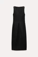 Vestido midi negro de Zara Woman Collection, confeccionado en hilatura con algodón, de cuello redondo y sin mangas.