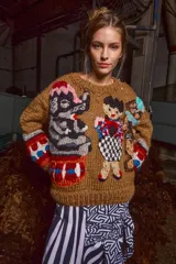 Sweater marrón de lana tejido a mano con cuello redondo y puños. Presenta apliques bordados de personajes y animales.