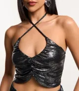 Top cropped con escote halter, lazo en el cuello, fruncido en el busto y superficie con efecto metalizado.