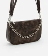 Cartera baguette pequeña color marrón con efecto desgastado, cierre de cremallera, asa larga desmontable y detalle de cadena plateada.