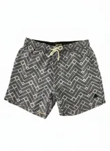 Short de baño gris con estampado geométrico en blanco, cintura elástica con cordón ajustable, dos bolsillos laterales y un bolsillo trasero. Confeccionado en tela ligera de secado rápido y logo bordado.