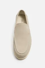 Mocasín casual color beige claro, con capellada de cuero serraje, corte liso con detalle de bordón y suela a contraste.