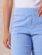 Pantalón capri de algodón a rayas azules y blancas, marca Ruby Rd. Con bolsillos simulados en la parte delantera y bolsillos aplicados en la parte trasera. Pretina ancha elastizada, corte recto y terminación de ruedo desflecado.