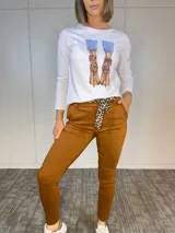 Remera blanca de viscosa con mangas largas y estampado de zapatos de tacón con animal print.