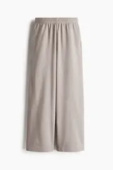 Pantalón de corte relajado color gris topo, confeccionado en felpa liviana de mezcla de algodón. Cuenta con cintura elástica fruncida, bolsillos laterales discretos y piernas rectas.