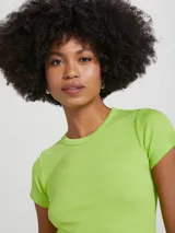 Blusa cropped básica de tela acanalada, con silueta ajustada y mangas cortas.