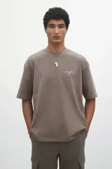 Remera color marrón con efecto lavado, cuello redondo y manga corta. Estampa pequeña con la inscripción 'NYC' en color blanco.