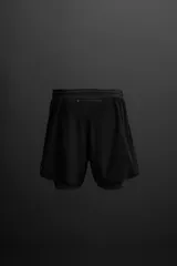 Shorts de running negros con malla interior, cintura elástica ajustable con cordón, bolsillo trasero con cierre, bolsillo multifunción en la malla interior, perneras perforadas, bajo termofijado, aberturas laterales y logo estampado.