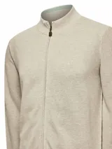 Sweater de punto color beige, con cuello alto y cierre frontal completo.