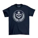 Remera azul marino de algodón con estampa circular en el frente que incluye un cráneo, una hoja de marihuana y la inscripción "Emexem".