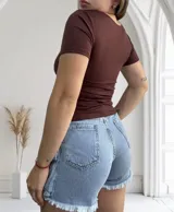 Remera negra ajustada al cuerpo, con escote cuadrado y mangas cortas.