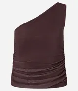 Blusa marrón de tule con un hombro y fruncido lateral.